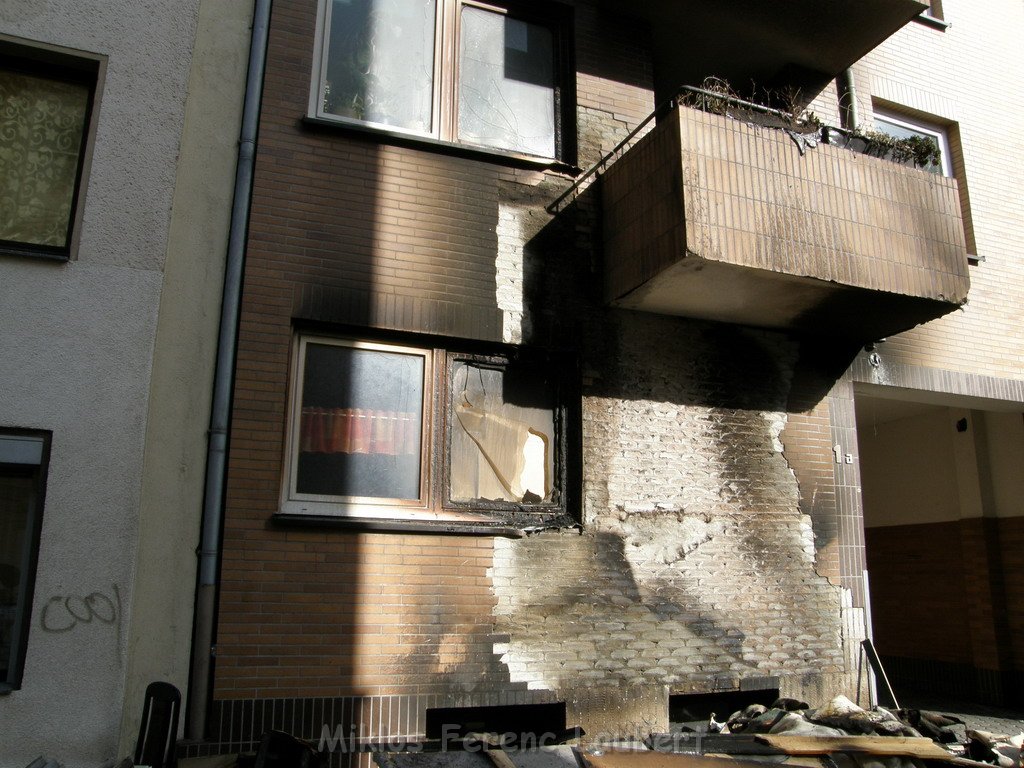 Sperrmuell Brand mit Uebergriff der Flammen auf Wohnhaus 08.JPG